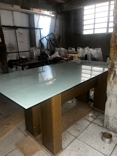 Mesa com tampa de vidro