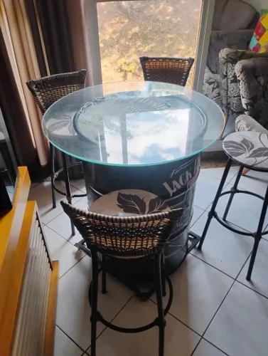 Tambor decorado com 4 banquetas com suporte com todas 360 graus.