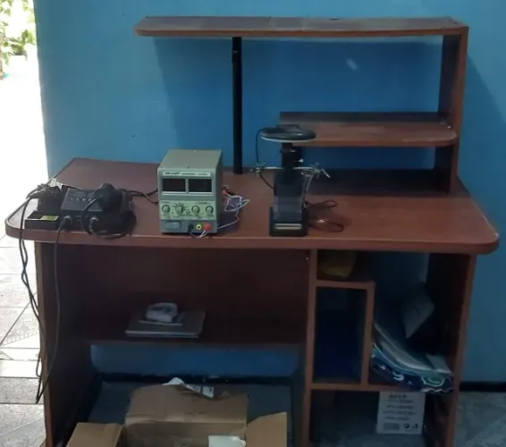 Conjunto para manutenção e reparo de celulares e estantes