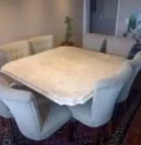 Mesa de mármore com 8 cadeiras