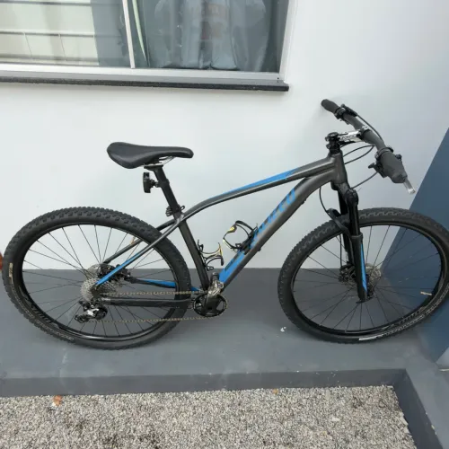 Vendo bicicleta specialized aro 29 em ótimo estado