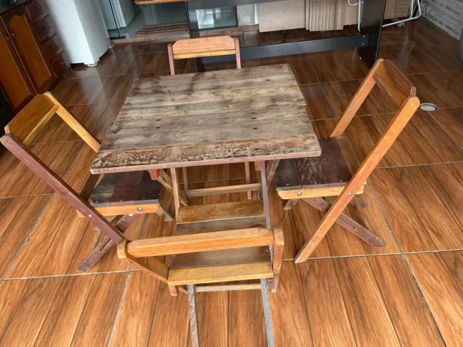 Mesa de madeira com 4 cadeiras