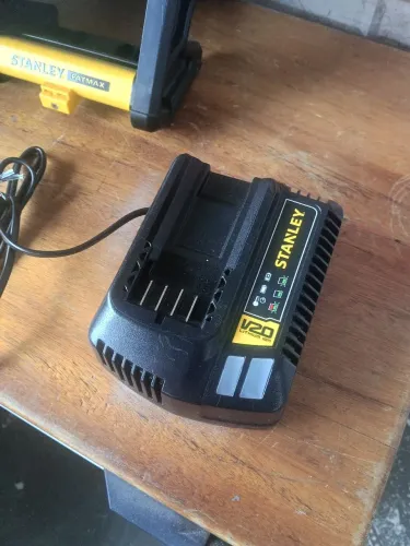 Carregador Stanley linha de baterias fatmax 20v SC200