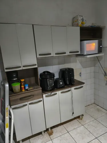 Armário usado em ótimas condições (só o armário, sem os itens que estão sobre ele)