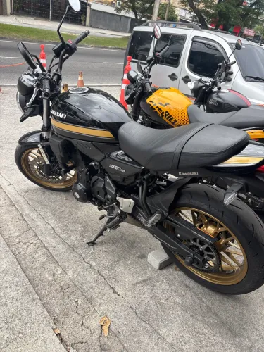 Linda Kawasaki Z650 RS