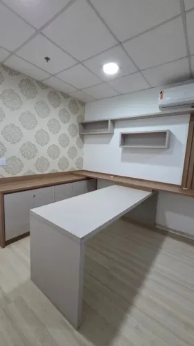 Móveis Planejados para Consultório / Escritório (Mesa + Armário 5 Portas + Ripado + Nichos