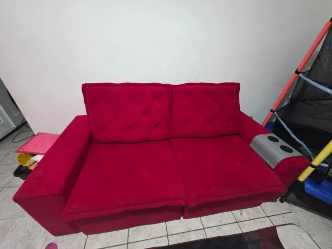 Sofá em madeira vermelho