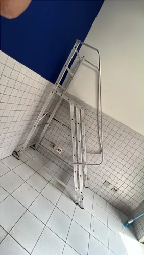 Escada Plataforma Industrial em Alumínio com Corrimão e Rodas - 5 Degraus + Patamar