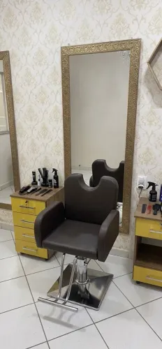 Espelho com moldura e cadeira para salão
