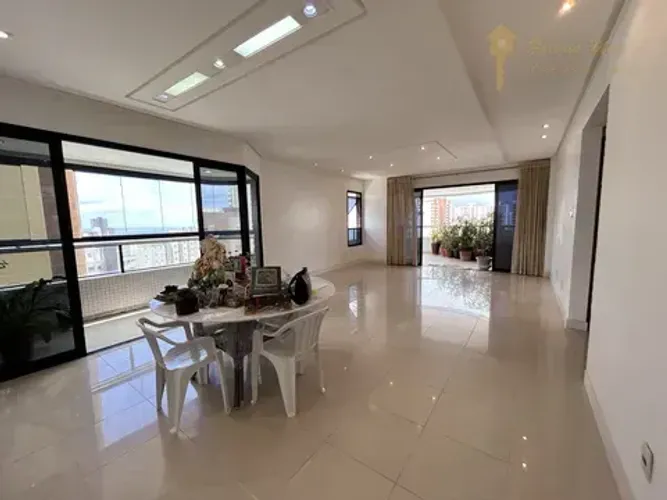 Sofisticação e Prestígio na Graça: 176m², Nascente, Vista Mar, 4 Suítes e 3 Vagas Soltas