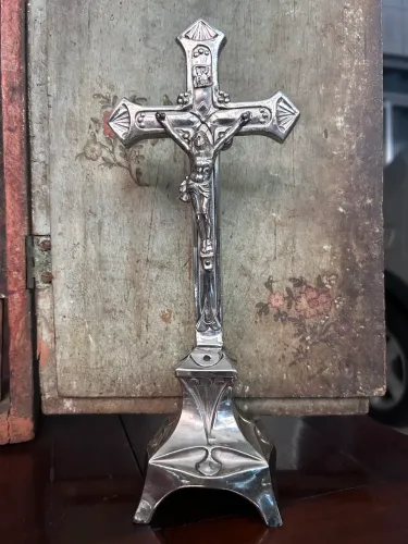 Crucifixo Art Déco em metal
