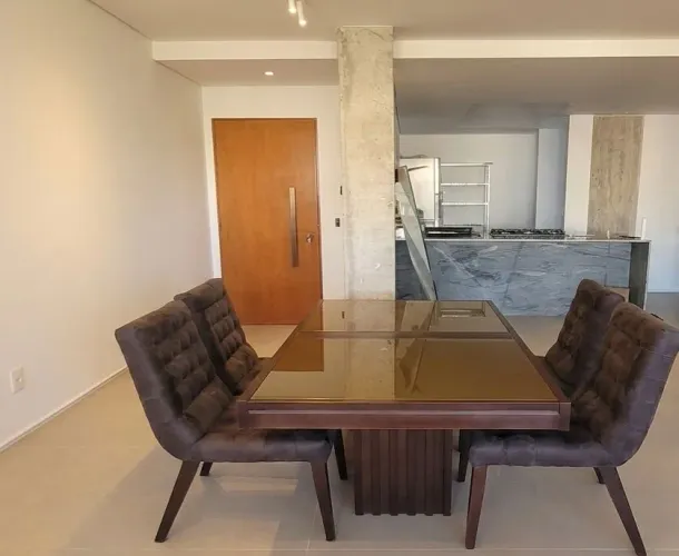Mesa de jantar em madeira com regulagem de tamanho
