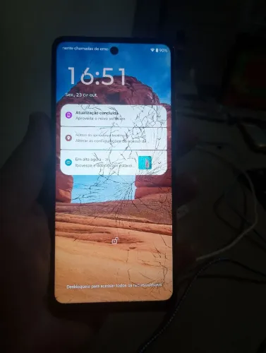 Moto G24 com a tela tricada
