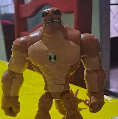 Boneco enormossauro ben 10