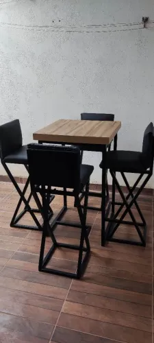 Mesa alta com 4 banquetas com material Premium e MDF