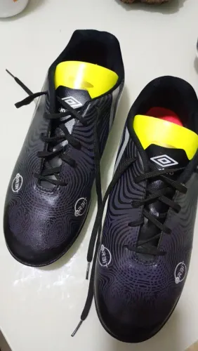 Chuteira Umbro Campo Tam 43 + Par de caneleira de brinde