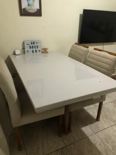 Mesa de madeira maciça com 4 cadeiras acolchoadas