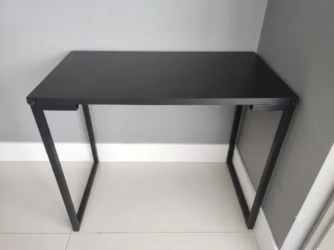 Mesa de escritório preta