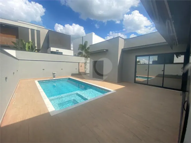 Casa no Alphaville 4 com 3 suítes e 1 escritório para locação