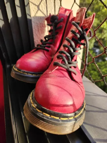 bota coturno vermelho nº34 - cravo & canela