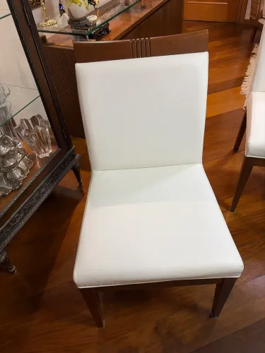 Lindo conjunto de cadeiras de mesa de jantar