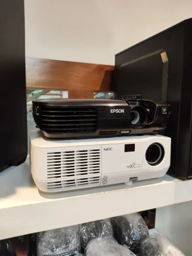 Projetor Epson e Nec