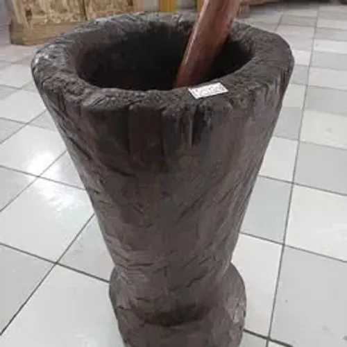 Pilão antigo em madeira maciça