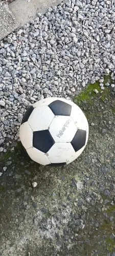 Duas bolas de futebol 1 da umbro newpro