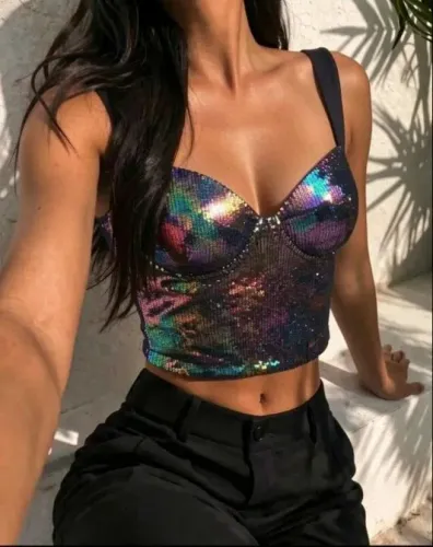 top cropped holográfico veste P. Algumas lantejoulas soltaram por isso está neste preço.