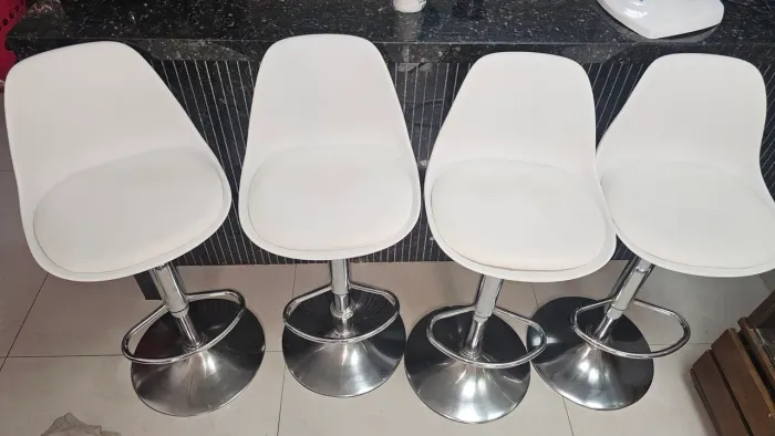 Banqueta branca pra ilha