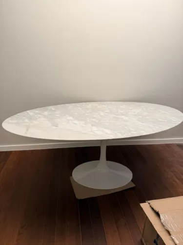 Mesa Saarinen Oval 6 Lugares - Tampo Mármore Carrara + Base Branca