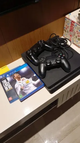 PLAYSTATION 4