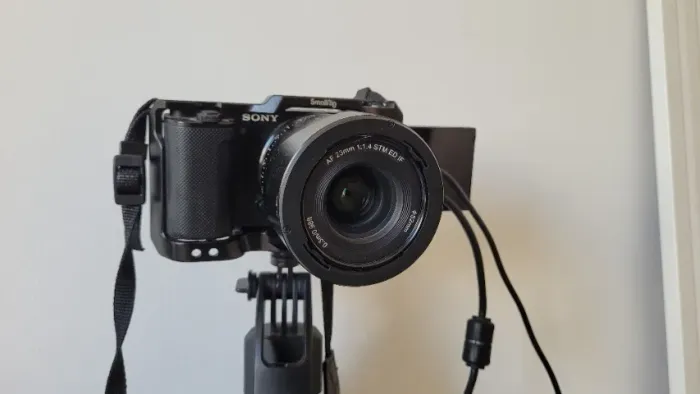 Câmera Sony ZVE10 com cage SmallRig + Lente do Kit + Lente Viltrox 23mm