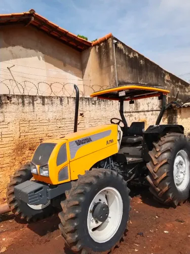 Trator Valtra A750, traçado 4x4, ano 2010