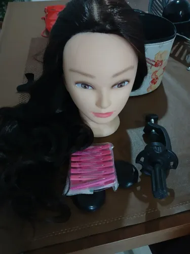 Vendeu uma cabeça de boneca de curso de cabeleiriro