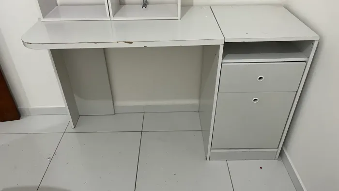 Escrivaninha com cadeira e nichos para livros