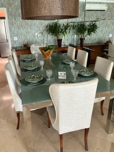 Mesa em aço Inox de 2,60 x 1,25 e tampo de vidro. 8 cadeiras. Tudo Sierra Móveis.