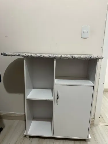 Mesa de passar roupa com armário