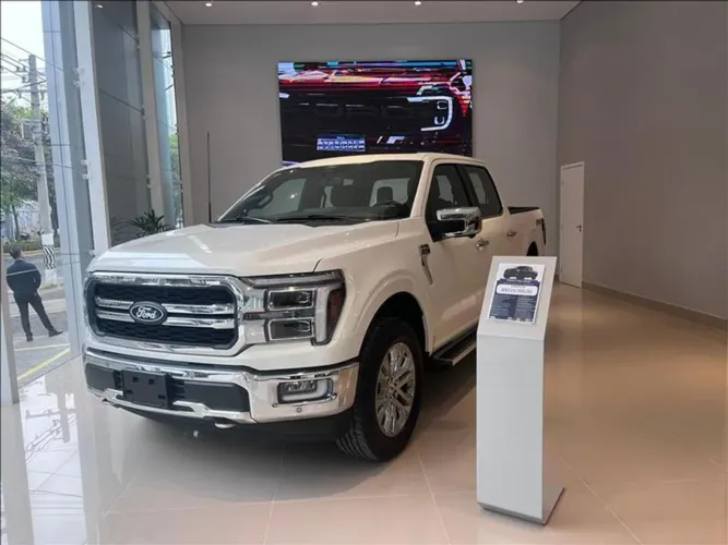 Ford F-150 Lariat 4X4 5.0 V8 2025