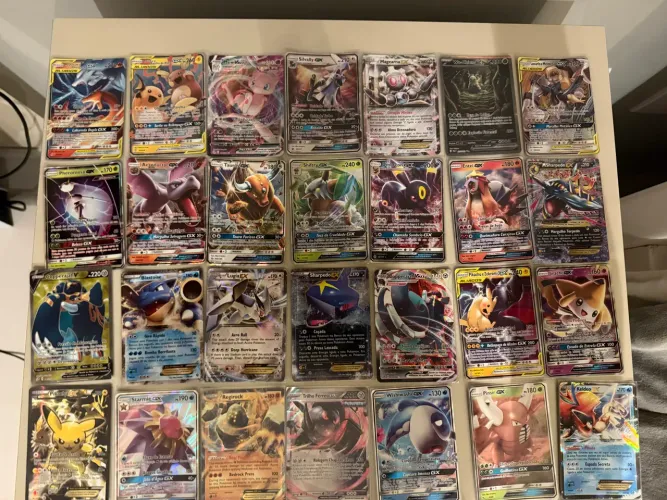Preços e negociações no privado. Coleção cartas pokémon.
