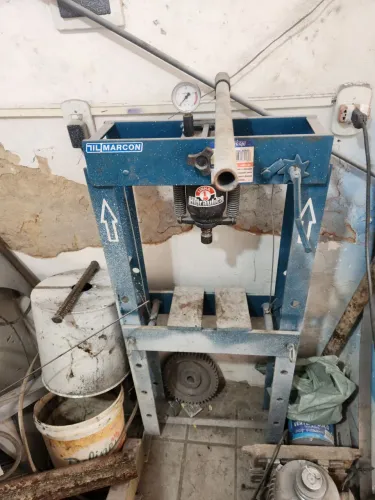 Vendo prensa hidráulica nova pouco tempo de uso 15 toneladas 