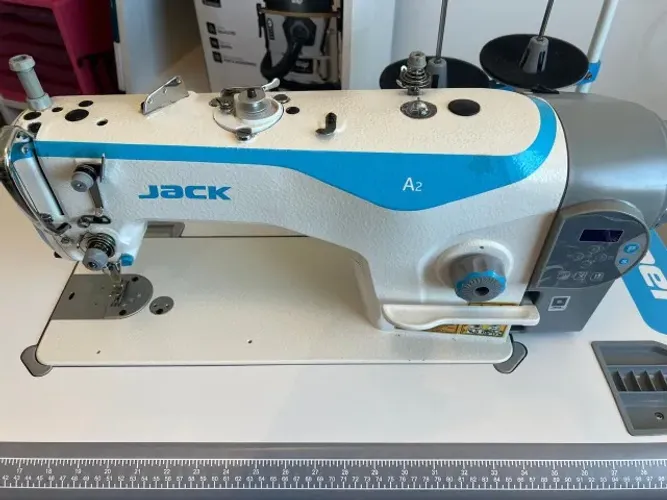 Máquina de Costura Industrial Jack A2-CZ 220V Usada Completa com Mesa