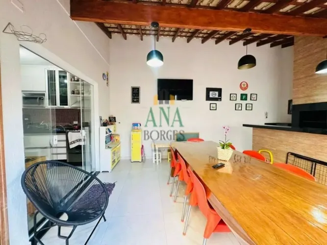 Casa aconchegante dentro de um condomínio acolhedor bem localizado