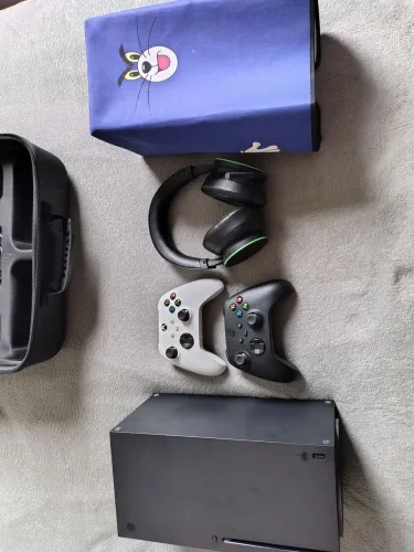 Xbox Series X c/ controle e extras