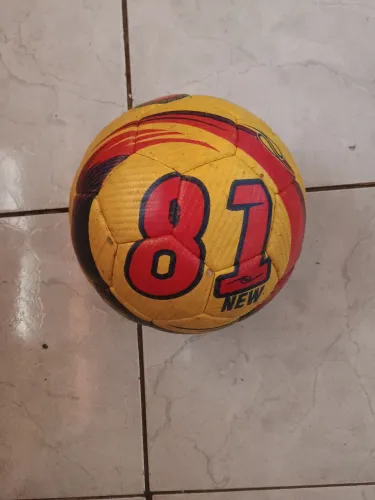 Bola de futebol resistente a chutes