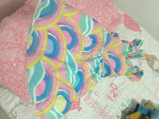 Vestido estampado arco íris tamanho 4