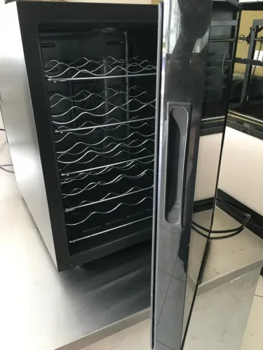 Adega climatizada para 12 garrafas