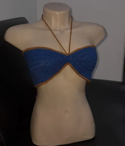 TOP AZUL COM BORDA DOURADA DE CROCHÊ