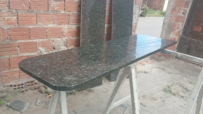 Pedra pra balcão americano acabamento simples medida 1,85 por 0,40 no valor de 420,00