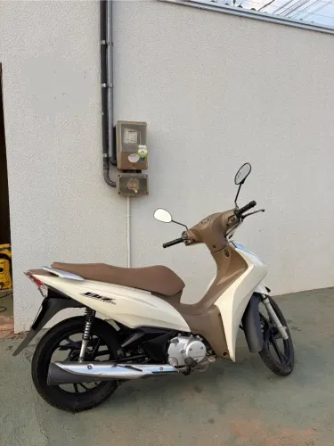 Honda Biz 125, 2022, muito bem conservada e pronta para uso.